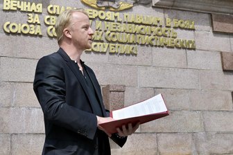 „Man muss es gerade jungen Menschen immer wieder deutlich machen“: Zwickau erinnert an das Kriegsende vor 80 Jahren - Stadtrat Sven Quilitzsch sprach zur Veranstaltung des BSW auf dem Hauptfriedhof.