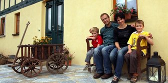 "Man muss halt ein sächsischer Chaot sein" - 
              <p class="artikelinhalt">Seit November 2007 wohnen Holger Jentzsch und Gritt Schöttel sowie Tim und Oskar in diesem 250 Jahre Fachwerkhaus im Schönberger Ortsteil Köthel, das sie zu einem modernen, energieeffizienten Wohnhaus umbauen ließen.</p>
            