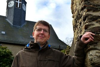 "Man muss nun wieder zueinander finden" - Pfarrer Denny Wermann vor der Kirche in Borstendorf. 