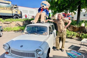 „Man muss schon eine Macke haben“: Oldtimers strömen nach Hartmannsdorf - Wolfram Beyer am Trabi seines Sohnes, der durch den Teddy für viel Aufsehen sorgte.