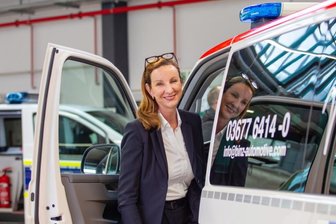 MAN-Nachfolger Binz muss Personal aufstocken - Geschäftsführerin Cathrin Wilhelm an einem der von Binz komplettierten Sonderfahrzeuge. Das Thüringer Unternehmen hatte das MAN-Werk Plauen am 1. April übernommen. Doch nicht alle Mitarbeiter wechseln mit.