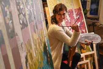 "Man will nichts anderes als malen" - Cornelia Zabinski in ihrem Chemnitzer Atelier. 