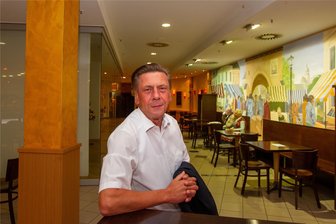 Manager der Kolonnaden in Plauen zu Innenstadt-Plänen: „Ist ein bisschen wie wünsch dir was“ - Centermanager Holger Kappei im Gastronomiebereich der Kolonnaden: Die Vorschläge des Architektenbüros Aboa für das Einkaufszentrum hält er für kaum umsetzungsfähig.