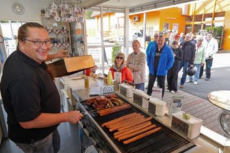 Manche mögen′s scharf - Currywurst vom „Rosterman“ in St. Egidien gilt als „die beste weit und breit“ - Bei „Rosterman“ Jens Lohr vorm Obi in St. Egidien warten die Kunden schon mal geduldig eine halbe Stunde auf Wurst oder Wiegebraten - seine 15 Würzmischungen sind legendär und bedienen jeden Geschmack von mild bis superscharf.