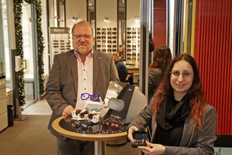 „Manche weinen, wenn sie wieder sehen können“: Zwickauer Fielmann-Filiale zieht um - Ziehen bald mit Brillen und Hörsystemen um: Haiko Gellner, Leiter der Fielmann-Niederlassung in Zwickau, und Hörakustik-Meisterin Liane Reumann.