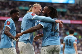 Manchester City gewinnt FA Cup - 1:0-Sieg gegen Chelsea - Antoine Semenyo von Manchester City (r) feiert mit Vorlagengeber Erling Haaland von Manchester City nach dem Siegtor.