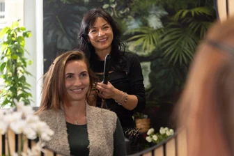 „Manchmal bekomme ich noch Gänsehaut“: Erzgebirgerin startet mit Mitte 40 im eigenen Friseursalon - Diane Beckert hat sich mit einem eigenen Friseursalon in Annaberg selbstständig gemacht. Im Bild mit Kundin Bianca Böttrich.