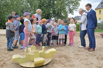 „Manchmal braucht eine Gemeinde kein neues Feuerwehrauto, sondern einen Spielplatz“ - Thalheim erhält Millionenzuschuss - Eine Station beim Stadtrundgang mit Staatsministerin Regina Kraushaar (hinten Mitte) war die Kindertagesstätte „Sonnenschein“. Dort wird mit Förderung das Außengelände erneuert.