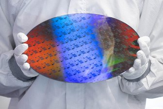 Manchmal geht‘s schnell: Investition soll Lieferengpässe bei Dresdner Mikrochip-Hersteller Global Foundries verhindern - Wafer sind die Basis für Mikrochips, die etwa in der Automobilindustrie gebraucht werden. Der Hersteller Global Foundries setzt in Dresden verstärkt auf Vorprodukte, die vor Ort produziert werden.