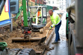 „Manchmal muss es einfach schnell gehen“ – OB Krüger über halbseitige Sperrung einer Straße in Freiberg - Baustelle Peter-Schmohl-Straße in Freiberg: Hier wird von Mitarbeitern der Firma LSTW der Fußweg komplett erneuert. Im Bild die Mitarbeiter René Hass und Sandro Schneider.