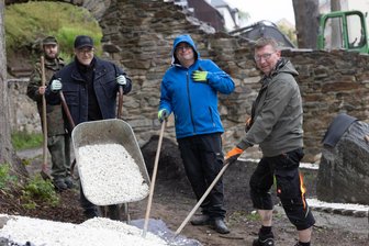 Erzgebirger bauen Ruine an B 101 wieder auf: Nun beginnt der Endspurt - Letzte Etappe beim Wiederaufbau der Ruine der Gottesackerkapelle in Buchholz. Im Bild: Nico Fischer, Jens Lötzsch, Frank Oelmann und Rico Siegel (v. l.)