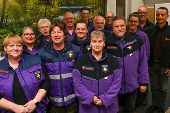 „Manchmal reicht es aus, einfach da zu sein“: Lila Engel im Erzgebirge helfen Tag und Nacht im Krisenfall - Sie sind an ihrer lila Kleidung zu erkennen, die ehrenamtlichen Helfer des Kriseninterventionsteams Aue-Schwarzenberg.