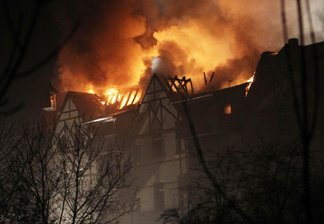 Manchmal sucht Niclas sein altes Spielzeug - 
              <p class="artikelinhalt">Der Großbrand auf der Liebknechtstraße in Plauen in der Nacht des 16. April 2010: Bei dem Feuer entstand ein Schaden von rund zwei Millionen Euro. Igor Pastierovic/Archiv</p>
            