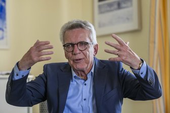 „Manchmal verhilft ein Warnschuss zu mehr Disziplin“: Thomas de Maizière über den Start von Friedrich Merz und die Notwendigkeit grundlegender Veränderungen - „Wenn es nicht gelingt, in den nächsten vier Jahren eine Richtung einzuschlagen, die den Staat wieder handlungsfähiger macht, kriegen wir noch ganz andere Wahlergebnisse“, sagt der ehemalige Bundesinnenminister Thomas de Maizière. Gemeinsam mit Ex-Finanzminister Peer Steinbrück, der ehemaligen Verlagschefin Julia Jäkel und dem ehemaligen Verfassungsrichter Andreas Voßkuhle hat er eine Art Masterplan für die neue Regierung vorgelegt.