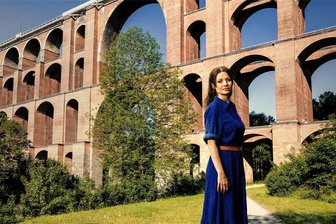 „Mandat für Mai“ im ZDF: Schauspielerin Julia Hartmann löst mit Vogtland-Serie Quotenhit Bergdoktor ab - Julia Hartmann spielt in der neuen Serie Anwältin Maria „Mai“ Gardner, die für einen Fall ins Vogtland kommt.