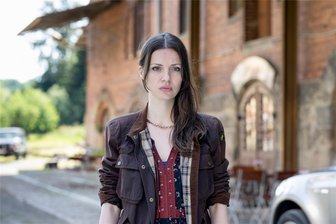 „Mandat für Mai“: ZDF stellt Vogtland-Serie ein - In der ersten Staffel von „Mandat für Mai“ kam die Berliner Rechtsanwältin Mai Gardner (Julia Hartmann) für einen rechtlichen Termin ins Vogtland - und blieb.