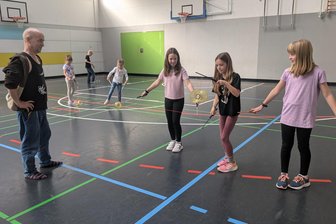 Manege frei für Generationen-Zirkus in Halsbrücke - Aller Anfang ist schwer beim Zirkusprojekt: Auch am Diabolo ist viel Übung gefragt.
