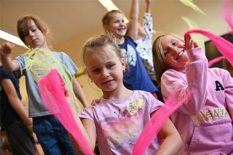 Manege frei für Rochlitzer Grundschüler - Für die Schwarzlichtshow schwingen die Schüler ihre bunten Tücher und üben eine Choreografie.