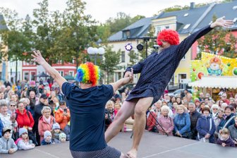 „Manege frei“: So feierten die Auerbacher Händler mit ihren Gästen die Einkaufsnacht - Zum Zirkus gehören auch Clowns. Und die genossen am Samstagnachmittag auf der Bühne auf dem Neumarkt das Bad in der Menge.