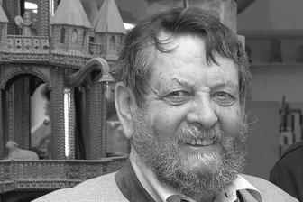 Manfred Frenzel hat viele Jahre die Schnitzschule in Annaberg mit geprägt und in dieser Zeit unzählige Kinder, Jugendliche und Erwachsene in diesem Handwerk ausgebildet. 