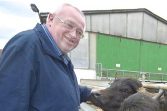 Manfred Thiele: Der Impulsgeber von Chursdorf geht - Den Büffeln, deren Haltung und Zucht, widmete sich Manfred Thiele ein ganzes Stück seines Lebens. Die Tiere bereiteten ihm Freude, aber brachten ihm letztlich nicht den gewünschten wirtschaftlichen Erfolg.