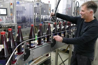 Mangel an Leergut bremst Glühwein-Produktion aus - Im Abfüllbereich der Kelterei Sachsenland Fruchtquell in Wolkenstein legt Geschäftsführer Tim Hofmann auch selbst Hand an.