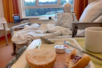 Mangelernährung im Krankenhaus: Erste Kliniken in Sachsen reagieren - Reichen ein Weizenbrötchen und Marmelade? Besonders ältere Patienten sind gefährdet, an Mangelernährung zu leiden.