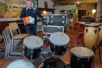 Mangels Geld und Räumen: Oederaner Blasmusikanten suchen Platz zum Proben - Peter Merker, Vereinschef der Oederaner Blasmusikanten, mit Instrumenten des Ensembles. Ein Probenraum wird händeringend gesucht.