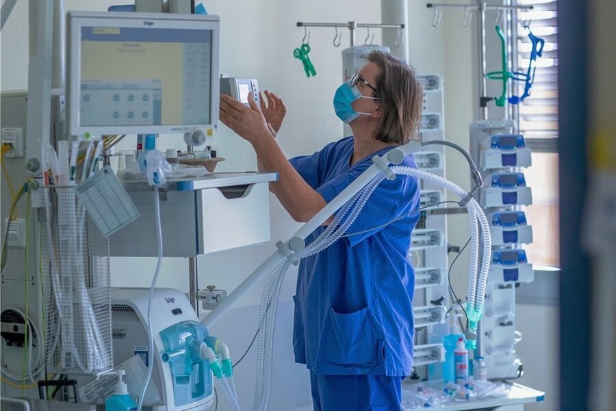 Mangelware Beatmungsgerät: Der Maschinenengpass - Begehrte Mangelware: Krankenschwester Cornelia Möller prüft ein Beatmungsgerät in einem Zimmer der Intensivstation in der Schweriner Helios-Klinik.