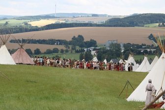 Manitous Kinder in Großhartmannsdorf - Hobby-Indianer aus drei Ländern hatten ihr Lager am Teich in Großhartmannsdorf aufgeschlagen.