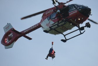 Mann an Kletterfelsen verunglückt - Rettungshubschrauber fliegt Verletzten ins Krankenhaus - Eine Notärztin seilte sich aus dem Rettungshubschrauber ab.