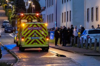 Mann attackiert im Erzgebirge Passanten mit Messer – Polizeieinsatz an Asylunterkunft - In Gelenau ist am Samstagabend ein Mann offenbar durch einen Messerangriff verletzt worden.