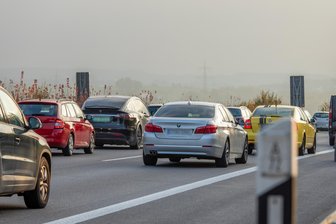 Mann auf der A 72 bei Plauen löst Polizeieinsatz aus - Langsam fahren: Die Polizei warnte am Morgen über den Verkehrswarndienst Autofahrer auf der A 72.