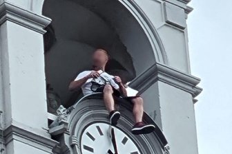 Mann auf Rathausuhr: Empörung nach Vorfall beim Sperkenfest - Ein Mann setzte sich beim Sperkenfest Sonntagnachmittag auf die Uhr des Oelsnitzer Rathausturms. OB Mario Horn (CDU) reagierte empört. 