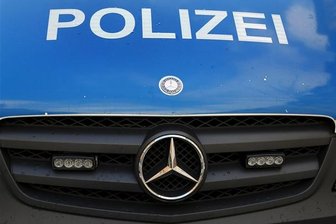 Mann bedrängt Neunjährige in der Straßenbahn -