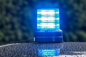 Mann bedroht 35-Jährigen mit Waffe und stiehlt Auto - 