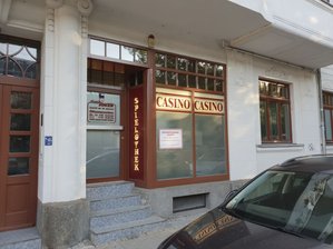 Mann bedroht Angestellte in Spielothek mit Schreckschusspistole - Die Frau konnte gemeinsam mit einem anderen Gast den Täter überwältigen.