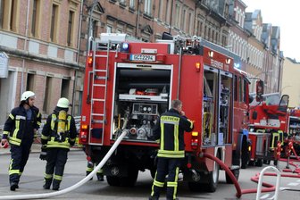Mann bei Brand in Mehrfamilienhaus gestorben - 