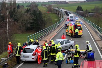 Mann bei Unfall schwer verletzt - B 173 gesperrt - 