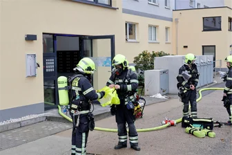 Mann bei Wohnungsbrand im Heckertgebiet verletzt - Bewohner wurden mit Rauchschutzhauben durch das Treppenhaus geführt.