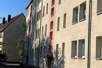 Mann bei Wohnungsbrand schwer verletzt - Das betroffene Gebäude ist derzeit nicht bewohnbar.