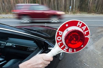 Mann beißt Polizisten in die Hand - 