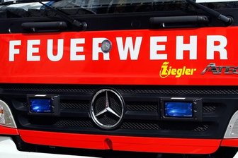 Mann bekämpft Unkraut - Wiese von Nachbarn gerät in Brand - 