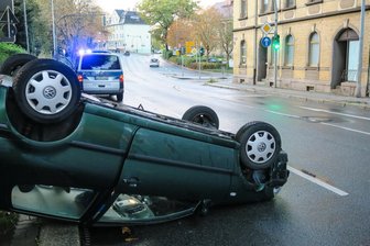 Mann überfährt rote Ampel und überschlägt sich - 