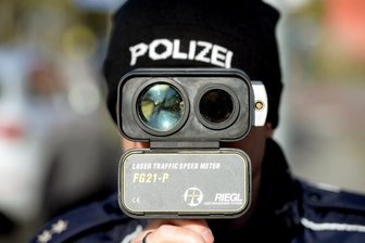 Mann beschädigt mobiles Geschwindigkeitsmessgerät - 