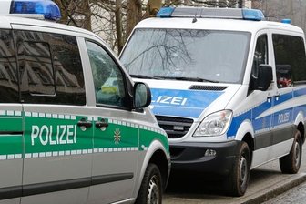 Mann droht aus Fenster zu springen -