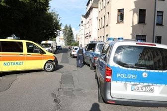 Mann droht, sich anzuzünden - Rettungsdienst und Polizei waren am Montagabend in Limbach-Oberfrohna im Einsatz, weil sich ein Guineer zunächst mit einer Flüssigkeit übergossen und dann ein Feuerzeug in den Händen gehalten hatte. 