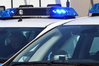 Mann entblößt sich an Tankstelle -