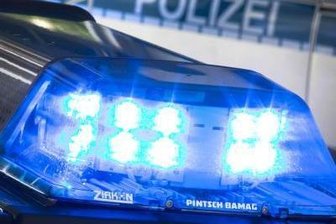 Mann entblößt sich auf dem Zwickauer Hauptfriedhof - 