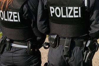Mann entblößt sich vor junger Frau -